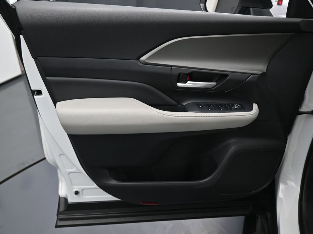 Used 2025 Toyota Grand Highlander FWD image 13