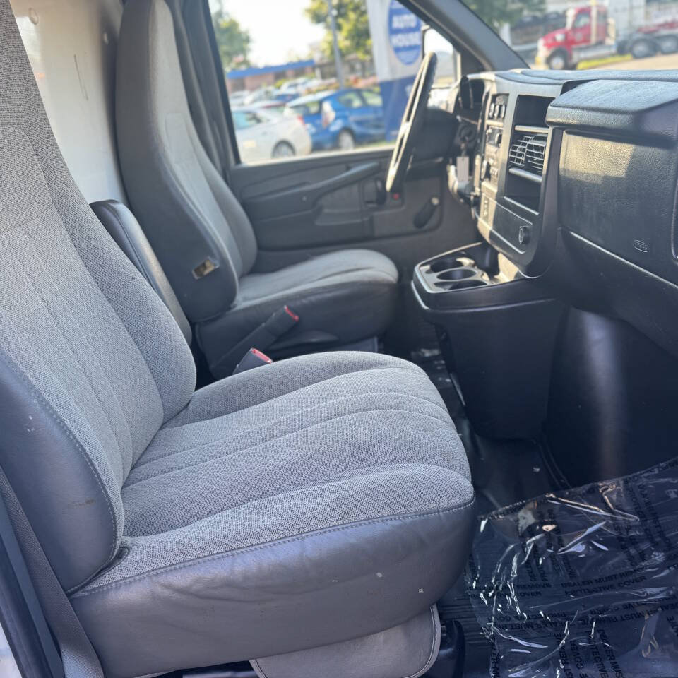 Used 2010 Chevrolet Express 3500 RWD image 31