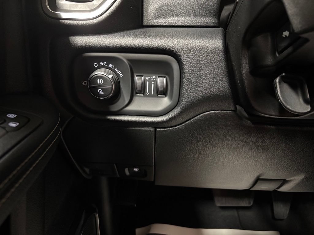 Used 2026 RAM 2500 Laramie AWD/4WD image 17