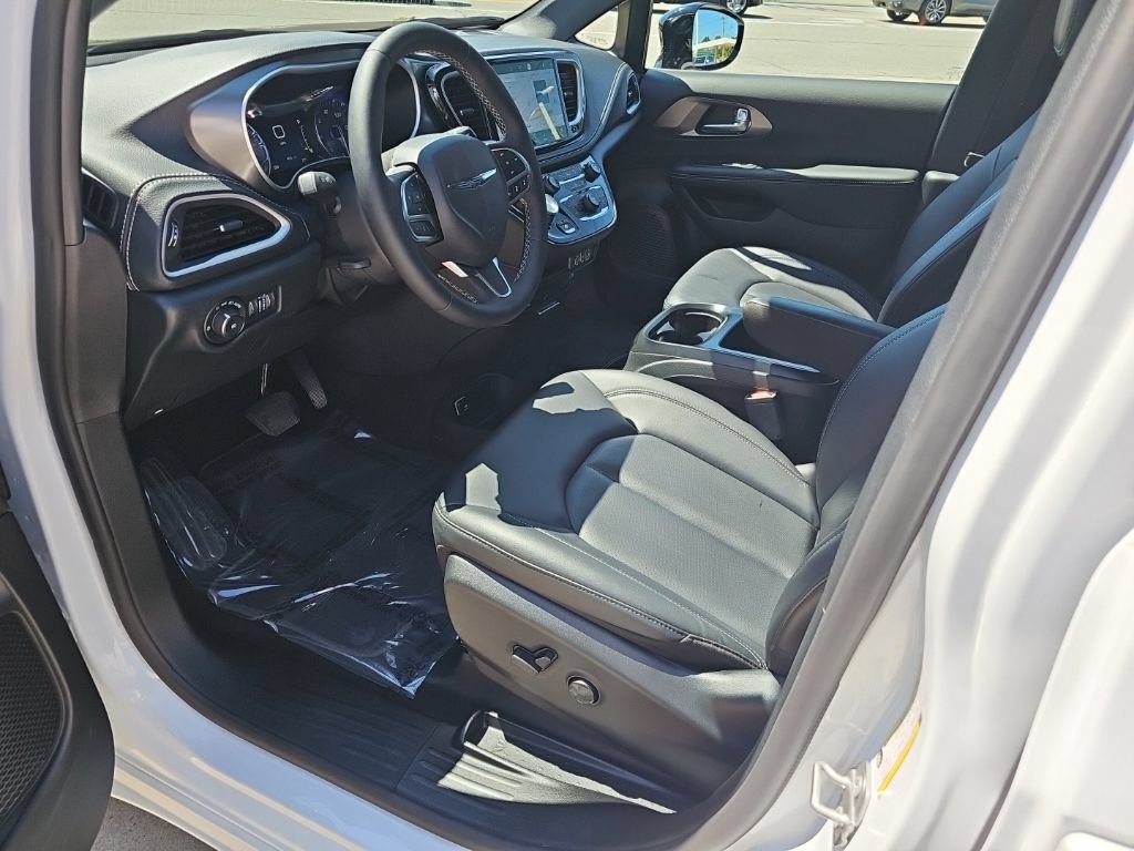 Used 2025 Chrysler Pacifica Select w/ Uconnect Theater Family Group AWD/4WD image 18