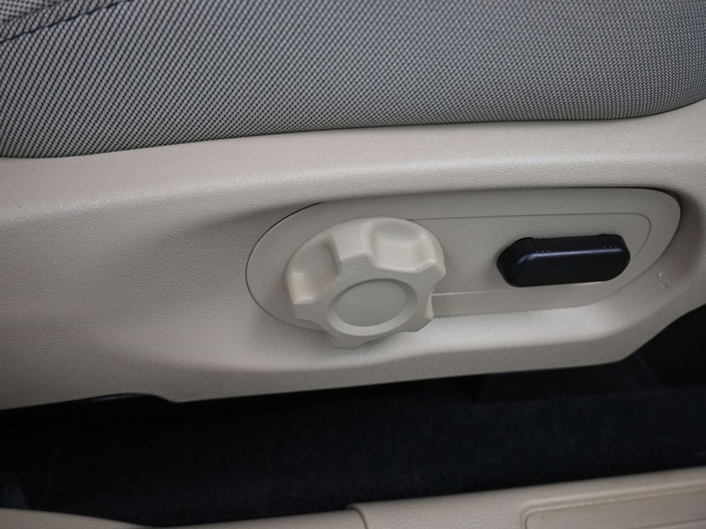 Used 2017 Ford Taurus SE image 38