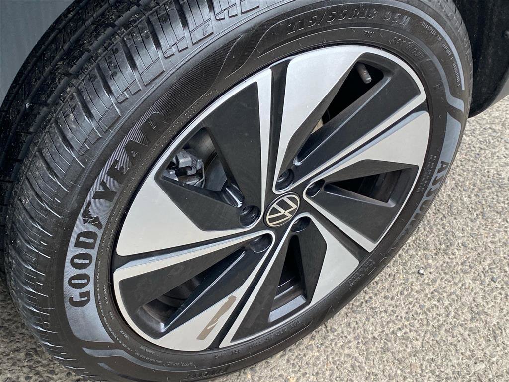 Used 2025 Volkswagen Taos SE image 23