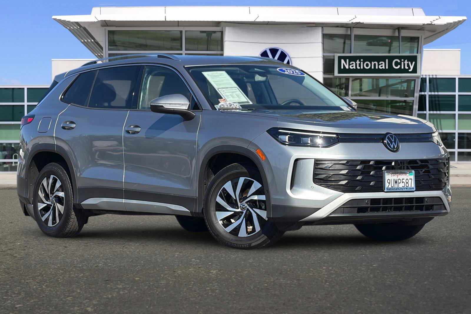 Used 2025 Volkswagen Tiguan S FWD image 2