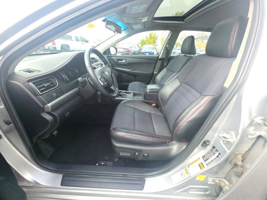 Used 2015 Toyota Camry SE w/ Moonroof Package FWD image 13