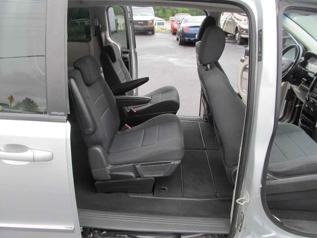 Used 2010 Dodge Grand Caravan SXT FWD image 16
