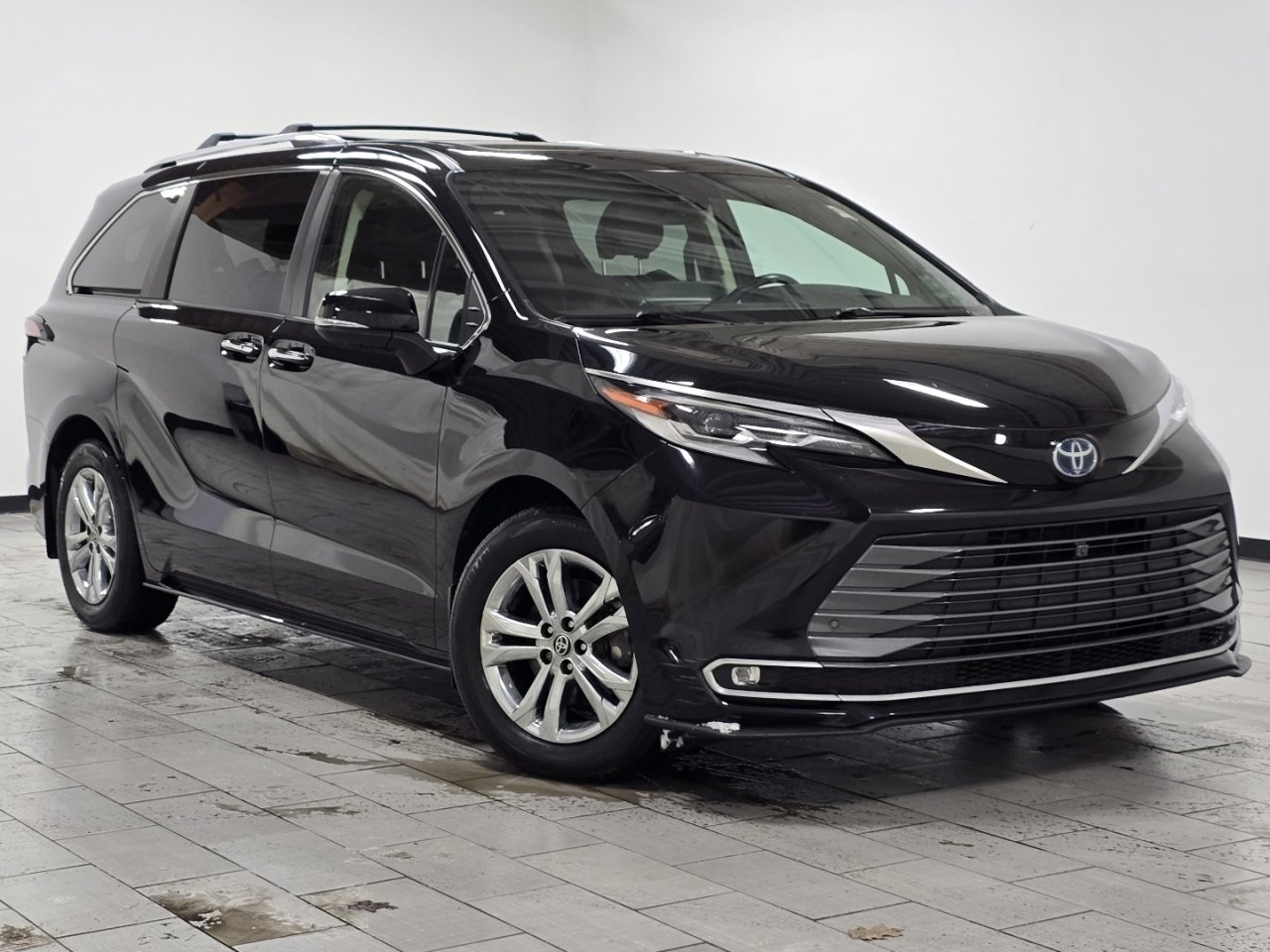 Used 2022 Toyota Sienna Platinum image 2
