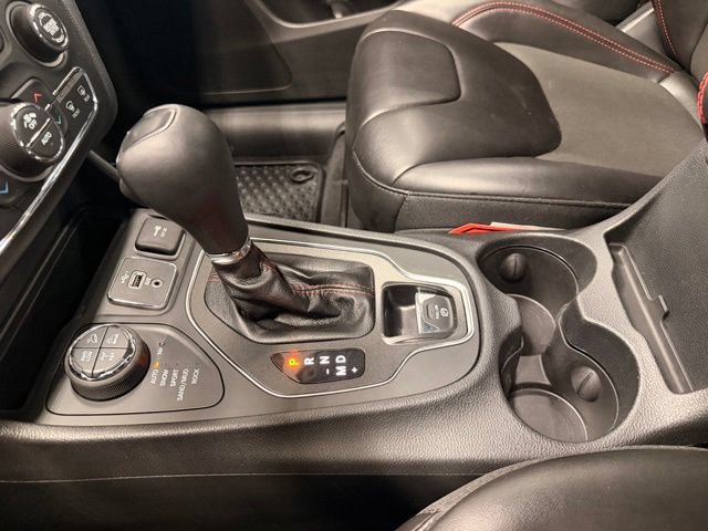 Used 2020 Jeep Cherokee Trailhawk w/ Comfort & Convenience Group AWD/4WD image 34