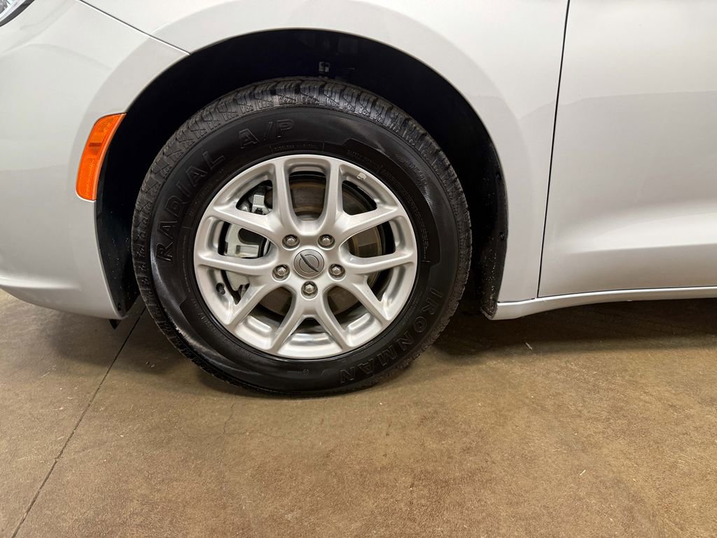 Used 2024 Chrysler Pacifica Touring-L image 90