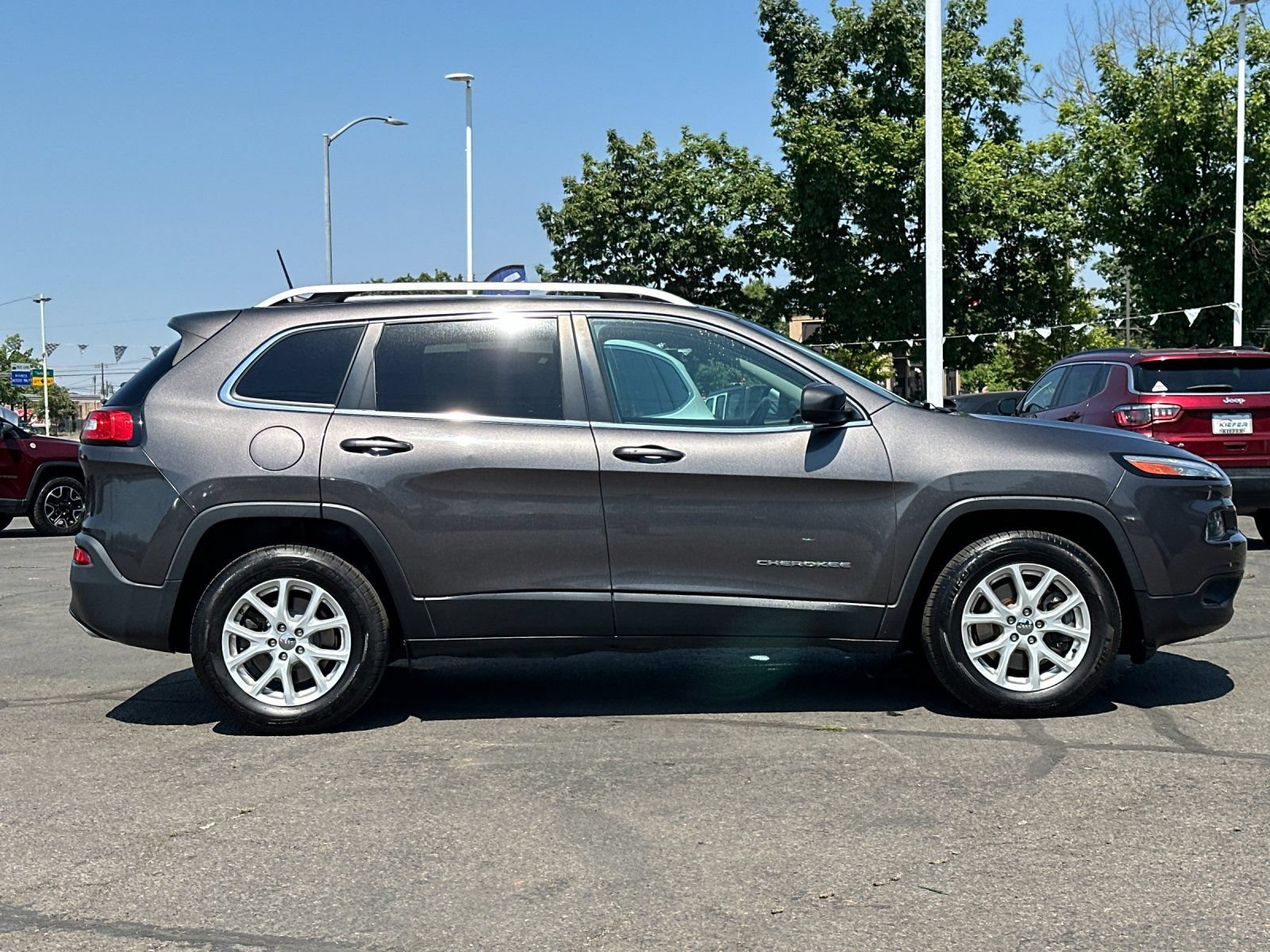 Used 2018 Jeep Cherokee Latitude Plus w/ Comfort/Convenience Group AWD/4WD image 3