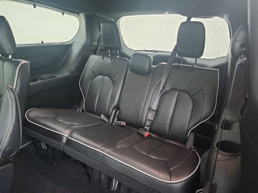 Certified 2025 Chrysler Pacifica Limited FWD image 37