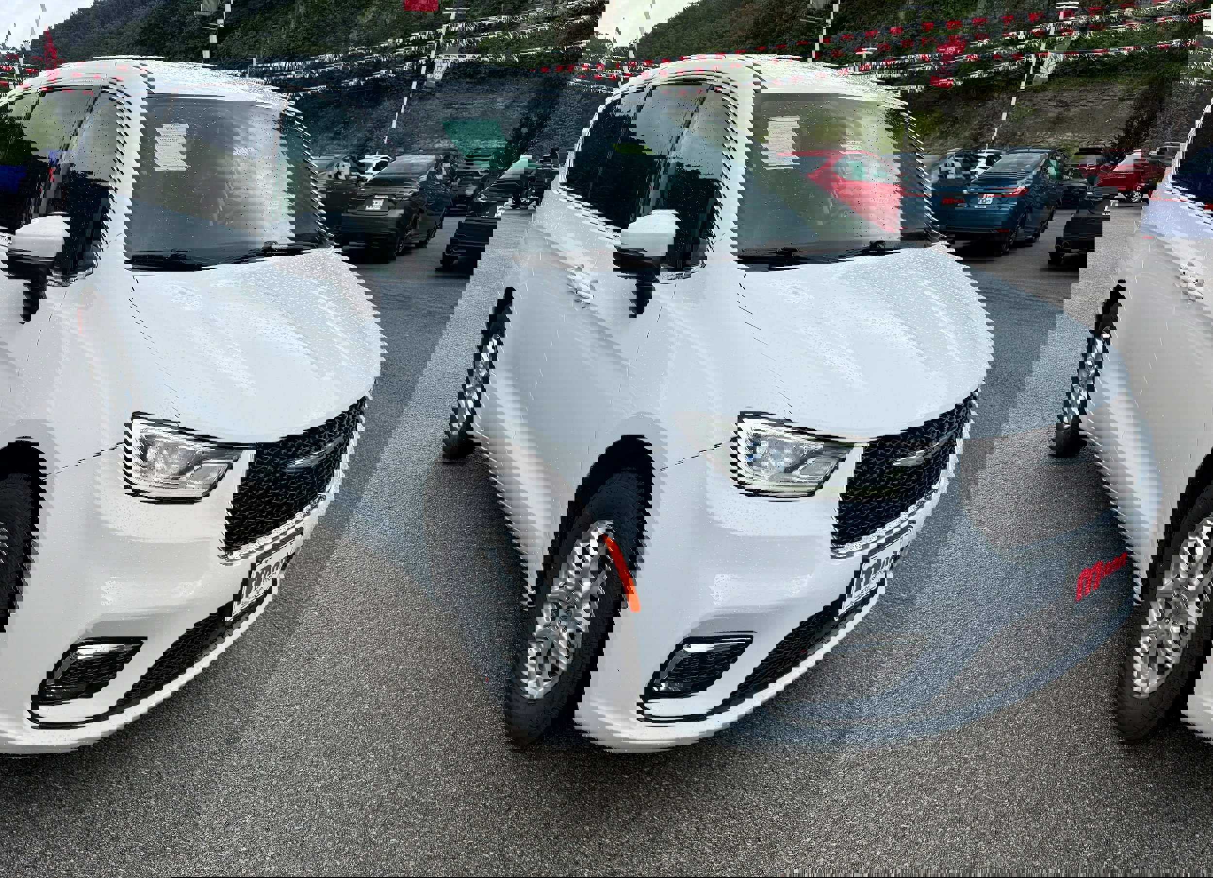 Used 2023 Chrysler Pacifica Touring-L image 5