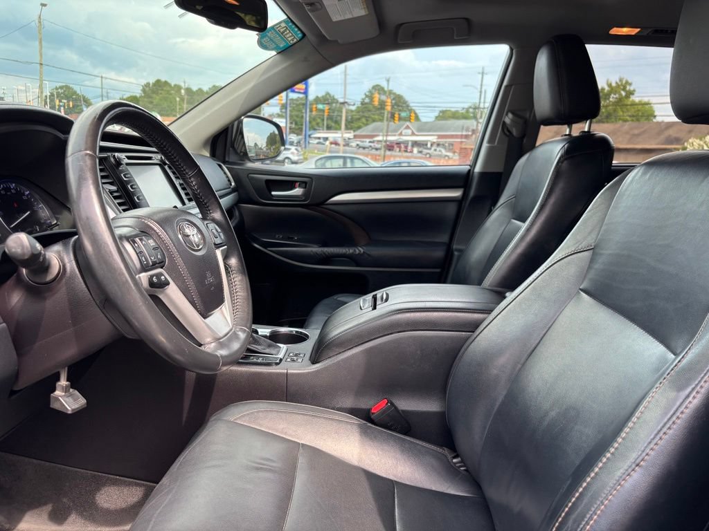 Used 2014 Toyota Highlander XLE FWD image 18