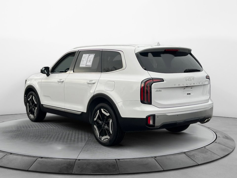 Used 2023 Kia Telluride EX w/ EX Captain's Chair Package image 5