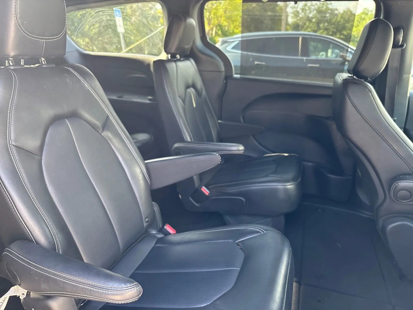 Used 2025 Chrysler Pacifica Select FWD image 12