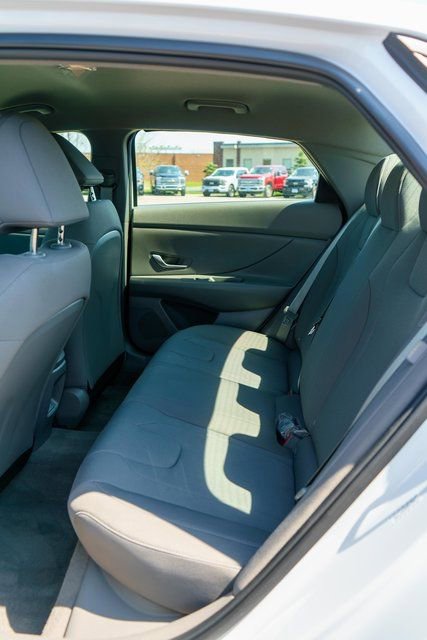 Used 2024 Hyundai Elantra SE FWD image 11