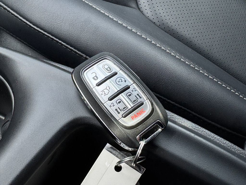 Used 2025 Chrysler Pacifica Select image 35