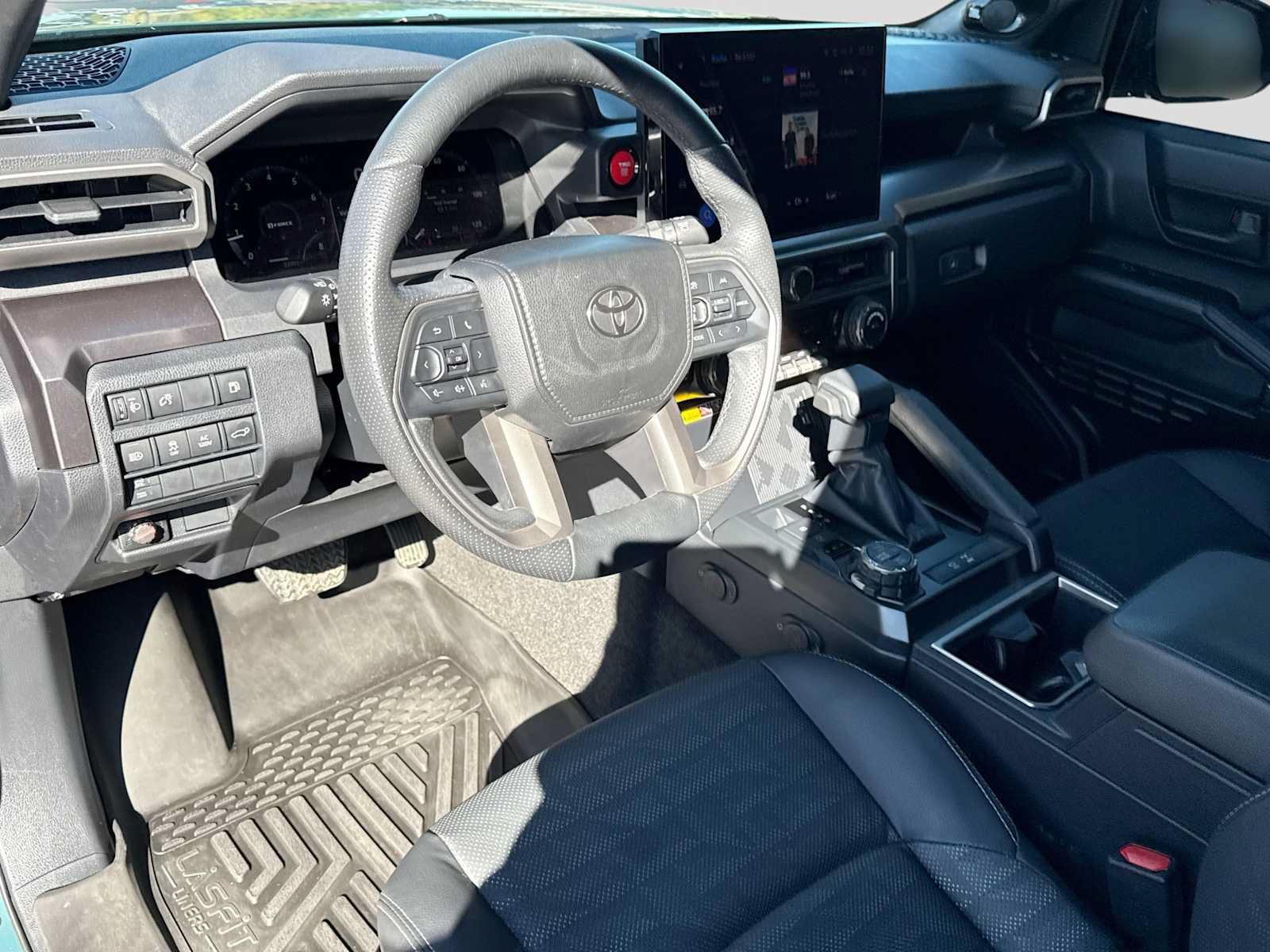 Used 2025 Toyota 4Runner TRD Off-Road Premium AWD/4WD image 2