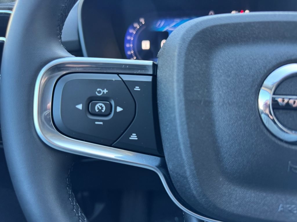 Certified 2025 Volvo XC40 B5 Plus AWD/4WD image 16