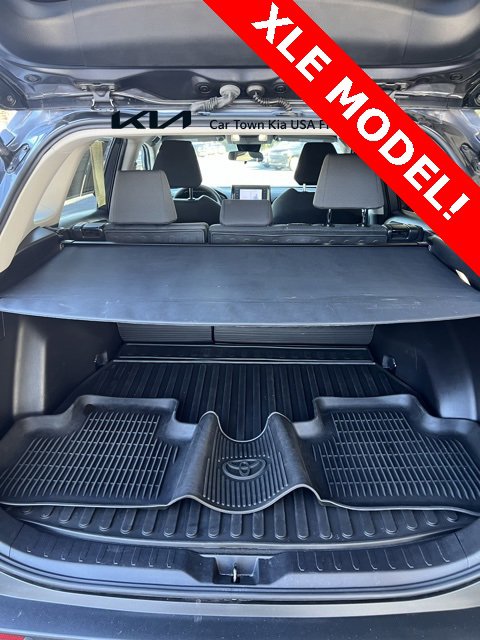 Used 2022 Toyota RAV4 XLE image 9