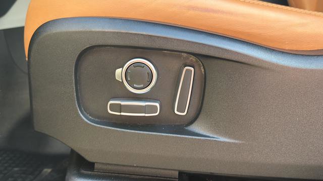 Used 2023 Land Rover Defender 130 SE image 24