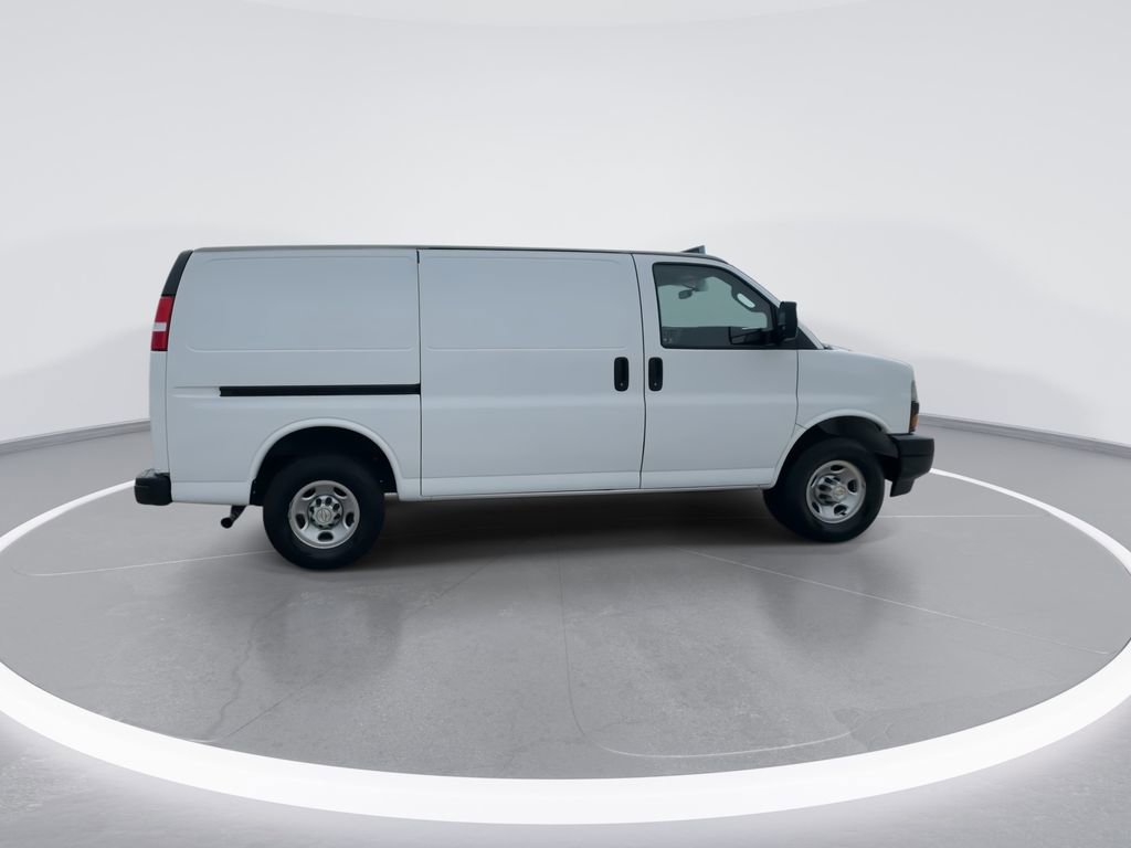 Used 2022 Chevrolet Express 3500 w/ Driver Convenience Package RWD image 9