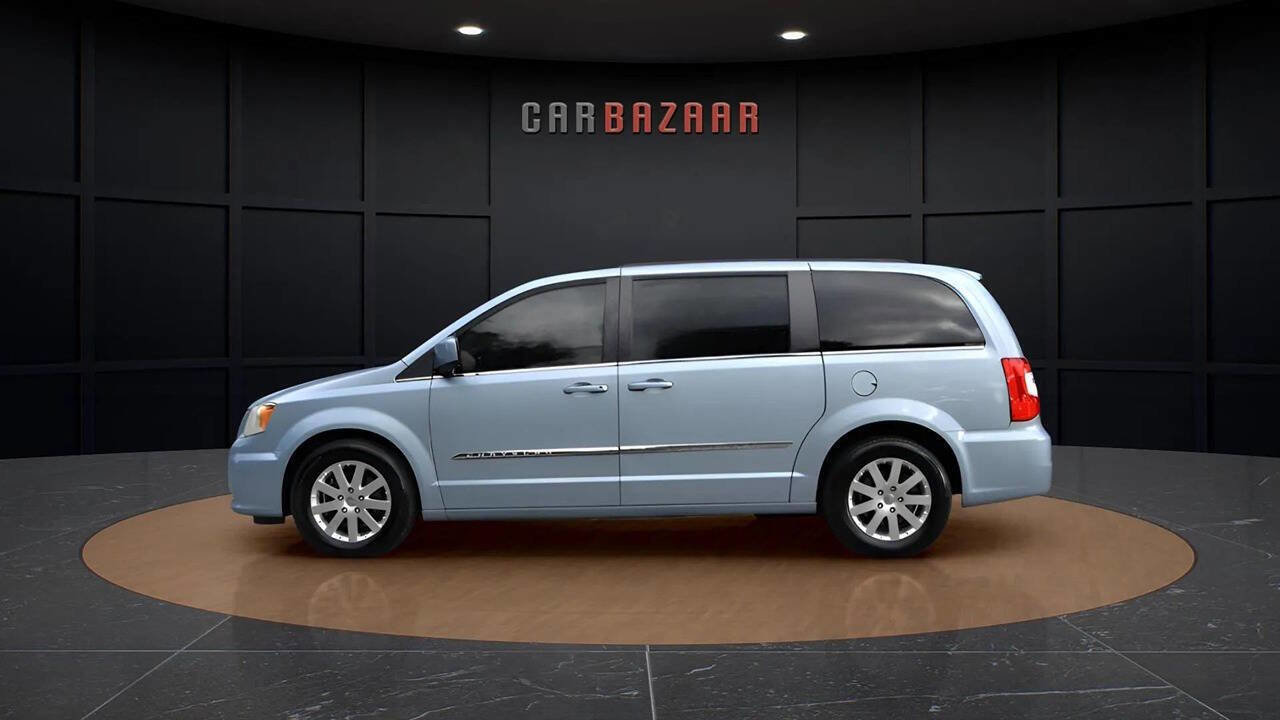 Used 2013 Chrysler Town & Country Touring image 4