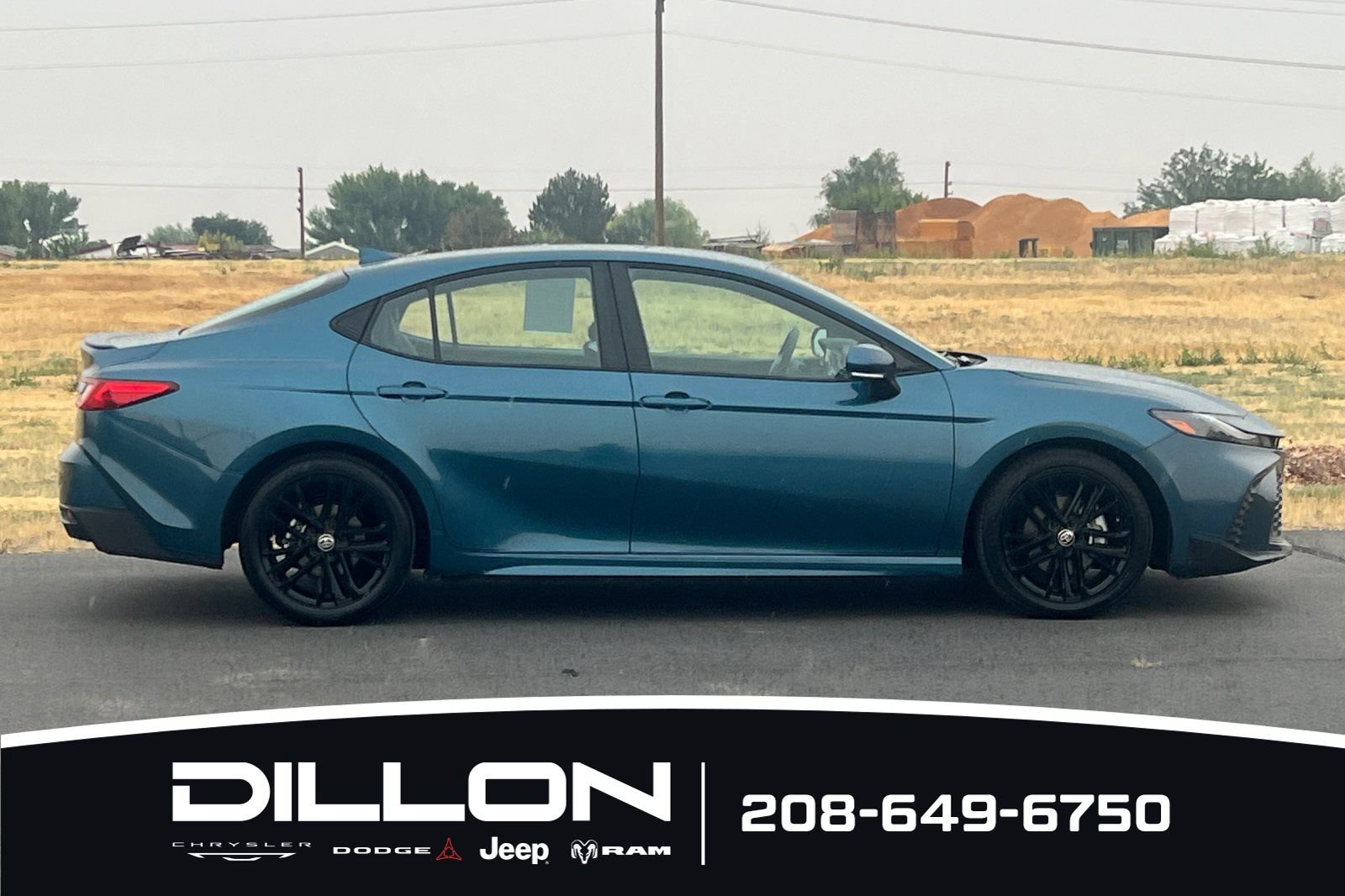 Used 2025 Toyota Camry SE FWD image 3