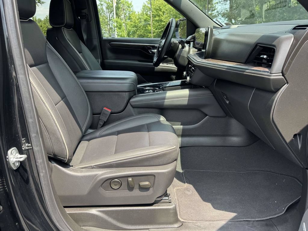Used 2025 Chevrolet Tahoe Premier AWD/4WD image 15