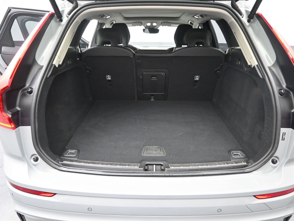 Used 2025 Volvo XC60 B5 Plus image 12
