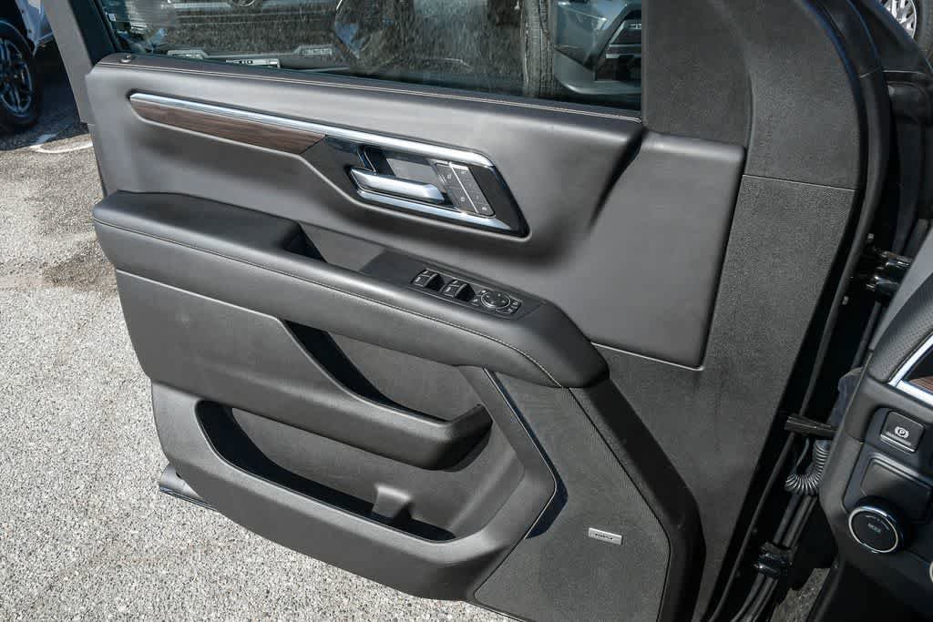 Used 2026 Chevrolet Suburban Premier RWD image 26