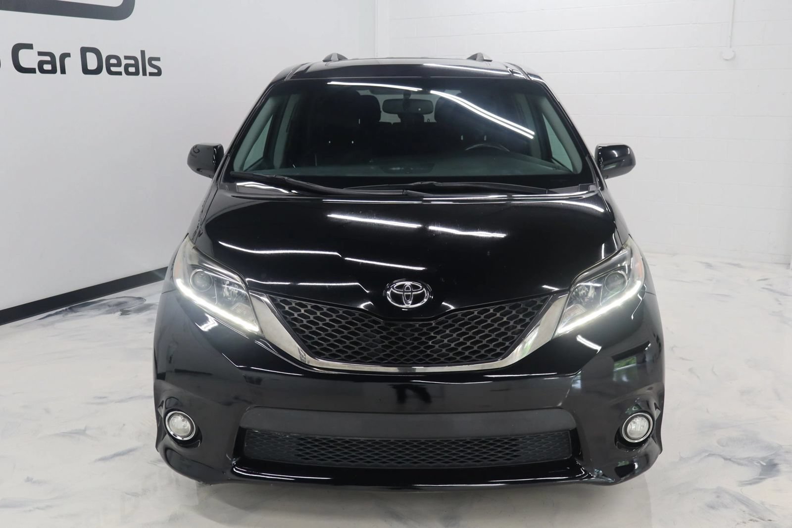 Used 2017 Toyota Sienna SE Premium FWD image 3