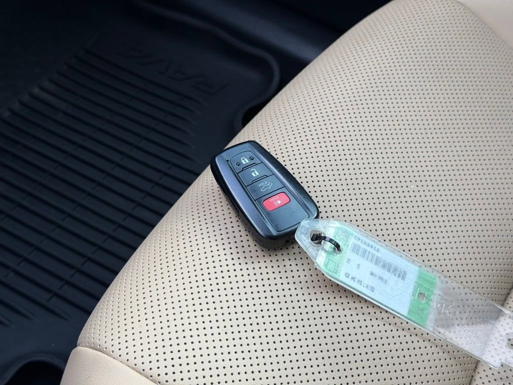 Used 2022 Toyota RAV4 Limited AWD/4WD image 40