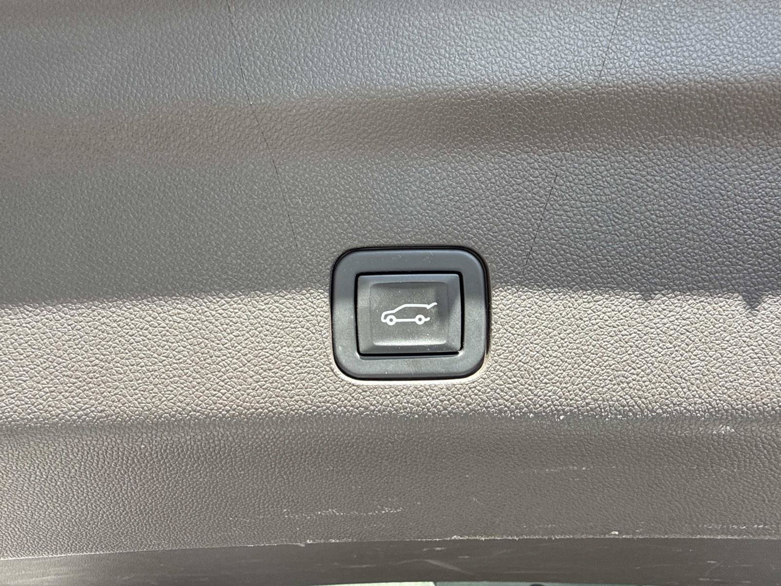 Used 2023 GMC Yukon Denali RWD image 33