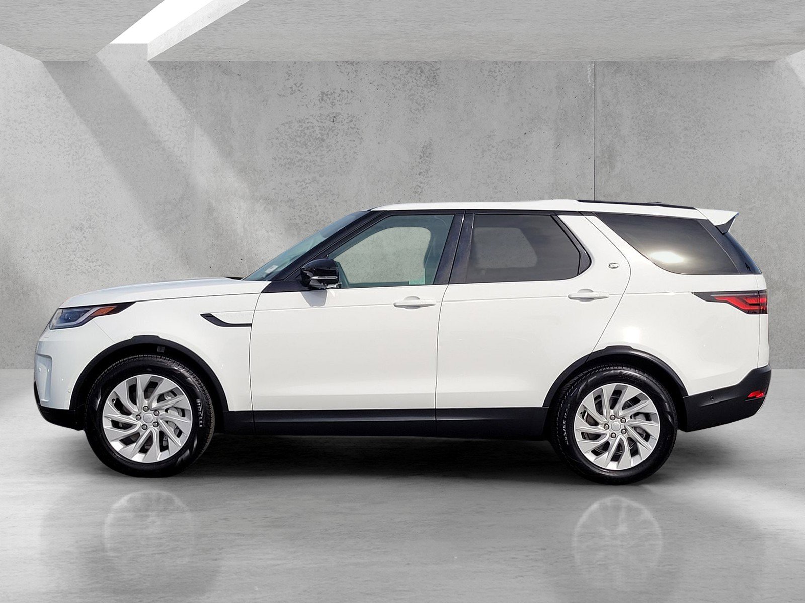 Used 2024 Land Rover Discovery S image 7