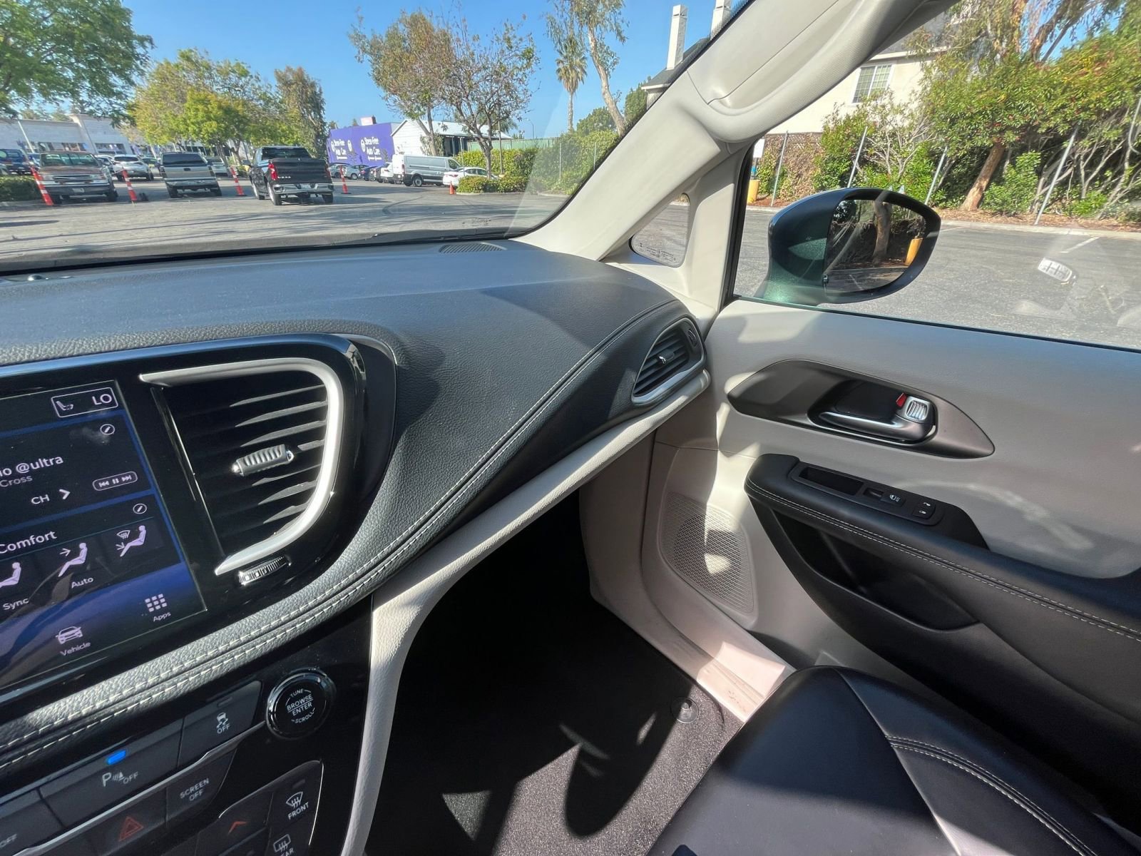 Used 2023 Chrysler Pacifica Touring-L FWD image 36