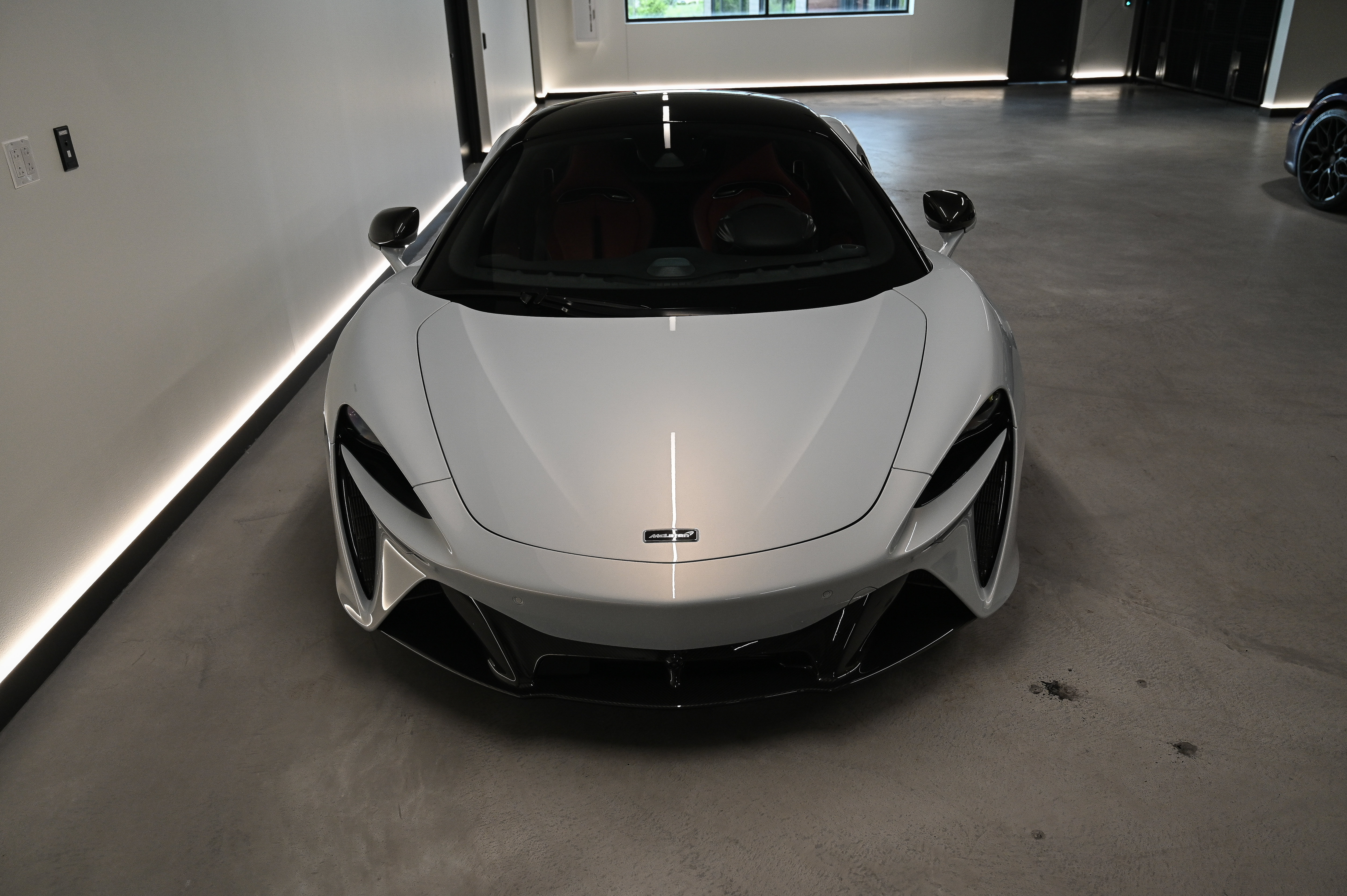 Used 2023 McLaren Artura RWD image 2