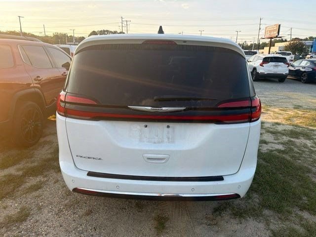 Used 2023 Chrysler Pacifica Touring-L FWD image 14