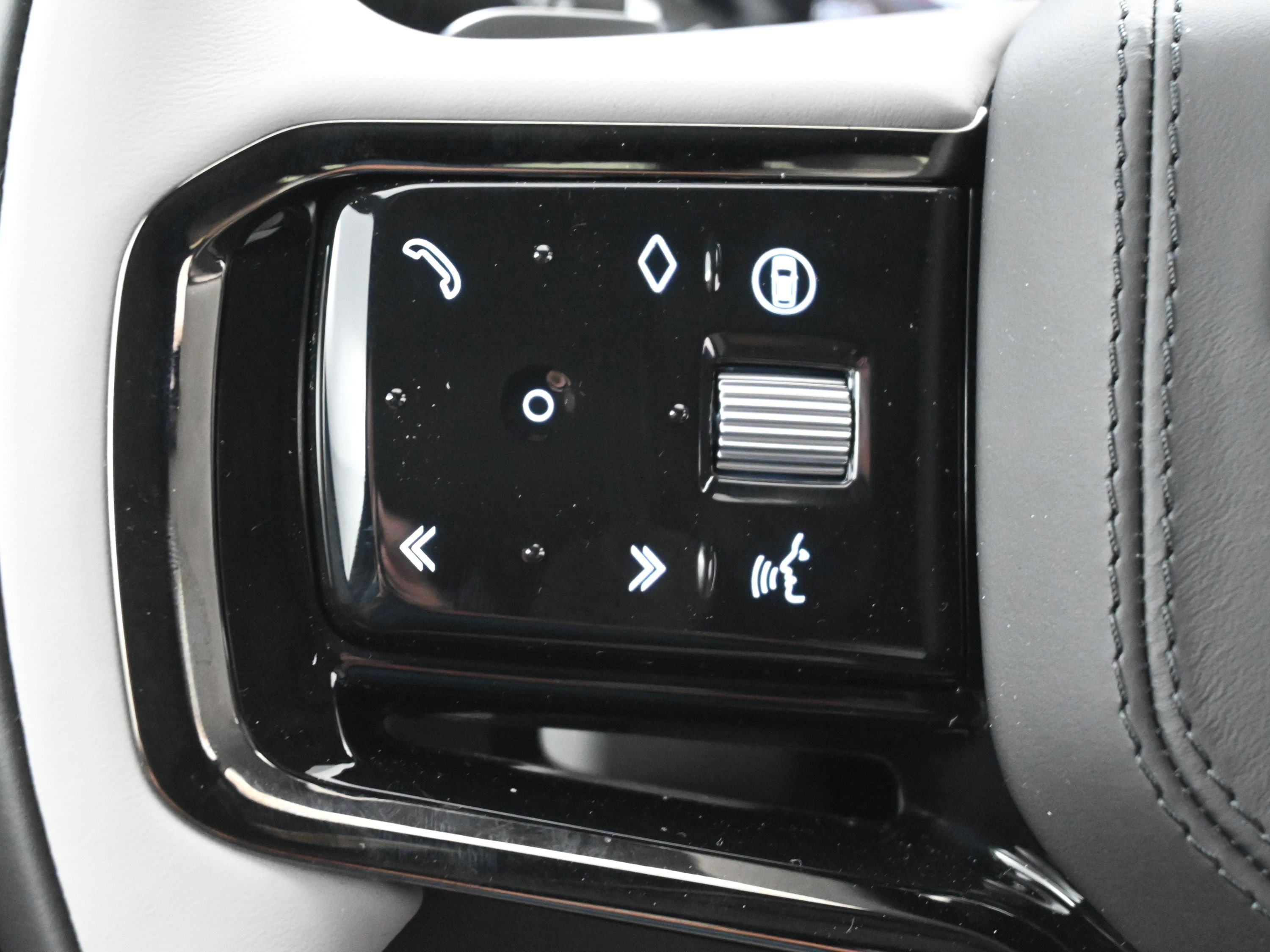 New 2026 Land Rover Range Rover Velar Dynamic SE image 18