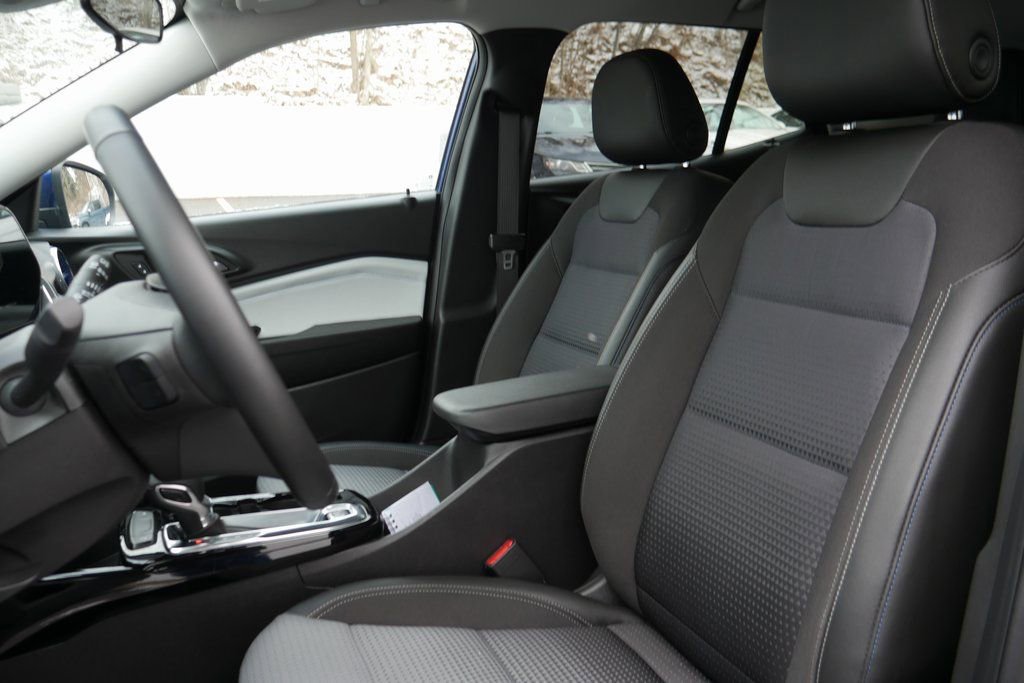 Used 2024 Chevrolet Trax LT w/ Driver Confidence Package image 9