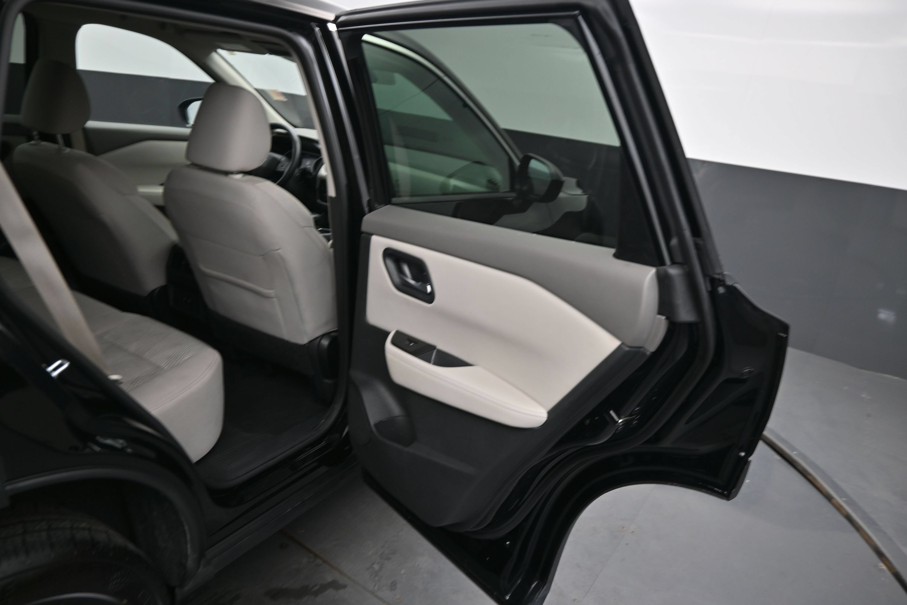 Used 2025 Nissan Rogue SV FWD image 12