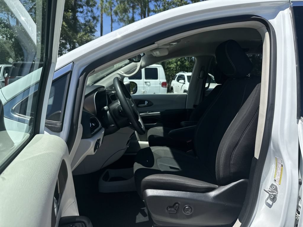 Used 2023 Chrysler Voyager LX FWD image 18