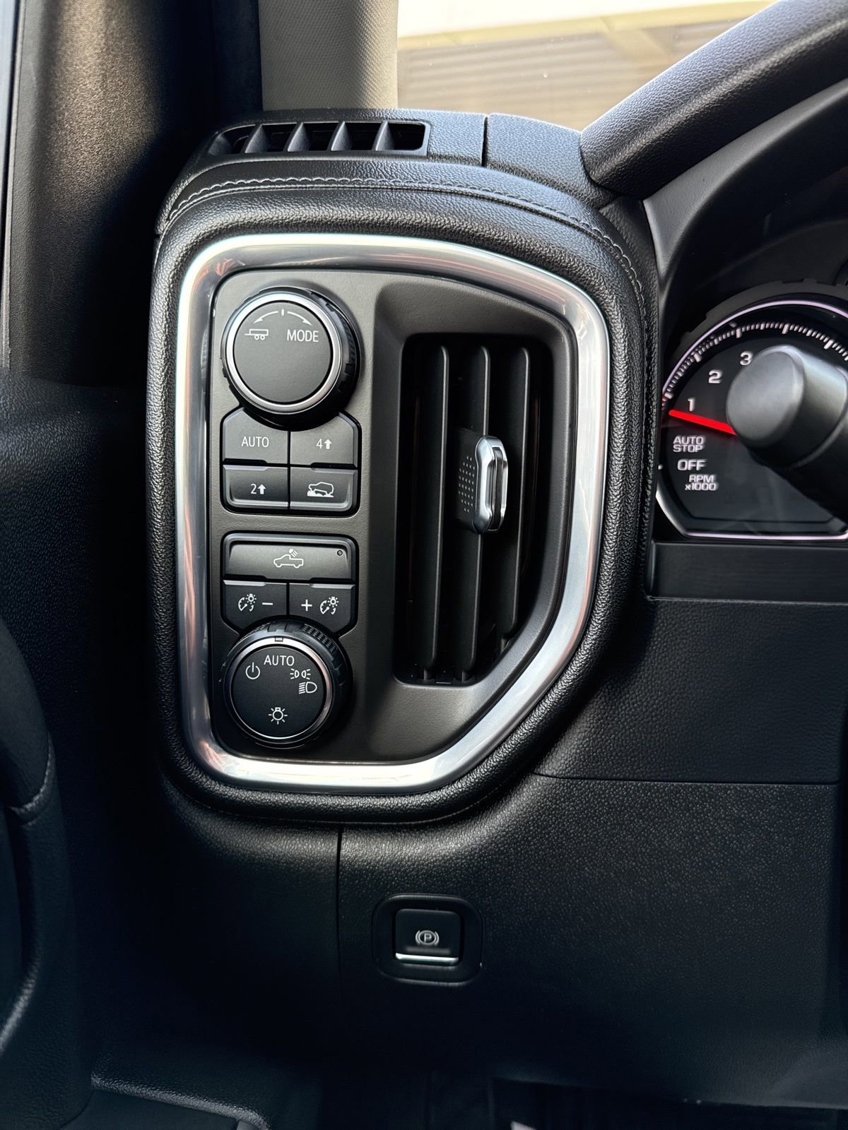 Used 2020 Chevrolet Silverado 1500 LT w/ Convenience Package image 17