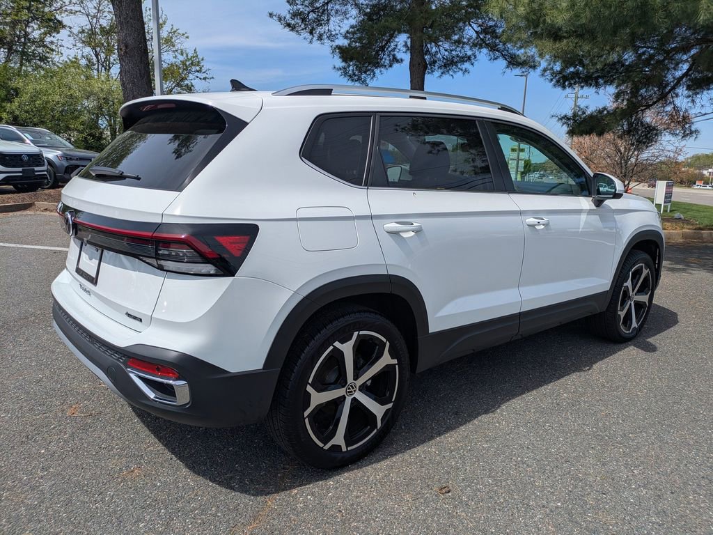 Certified 2025 Volkswagen Taos SEL image 4