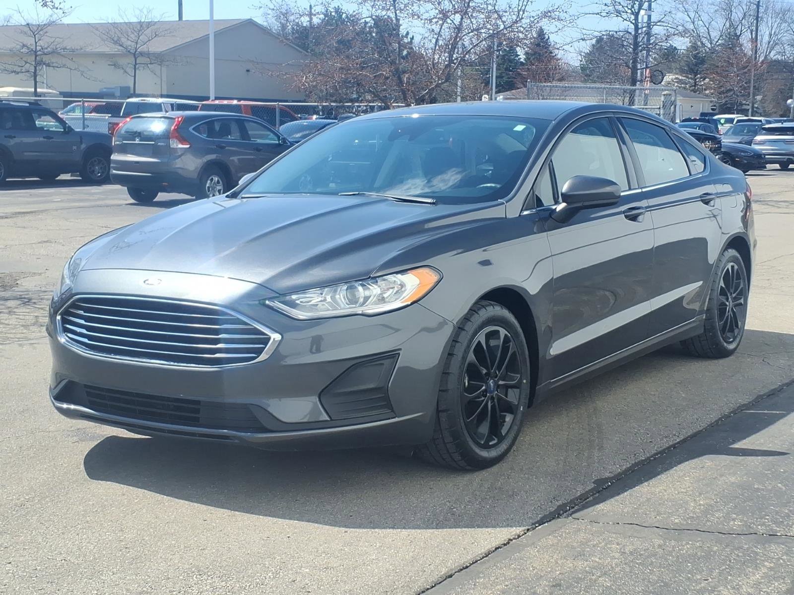 Used 2020 Ford Fusion SE image 3