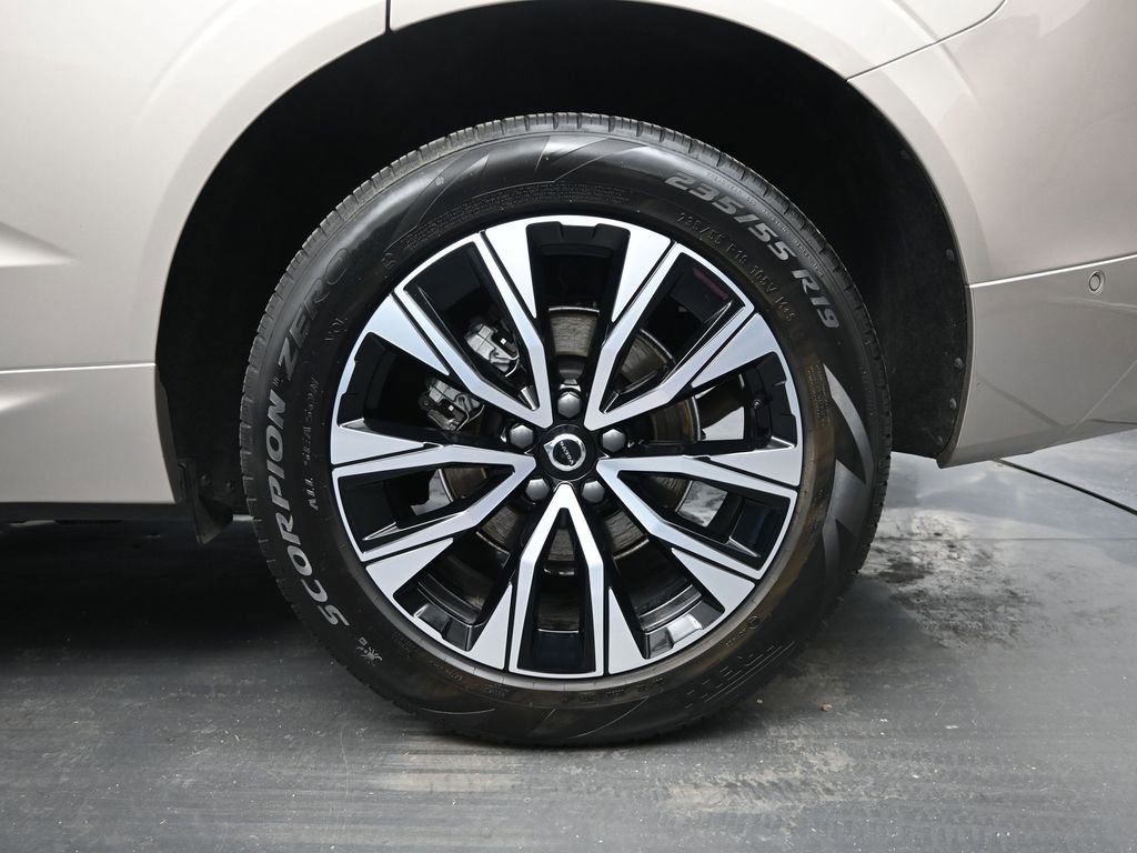 Used 2025 Volvo XC60 B5 Plus image 9