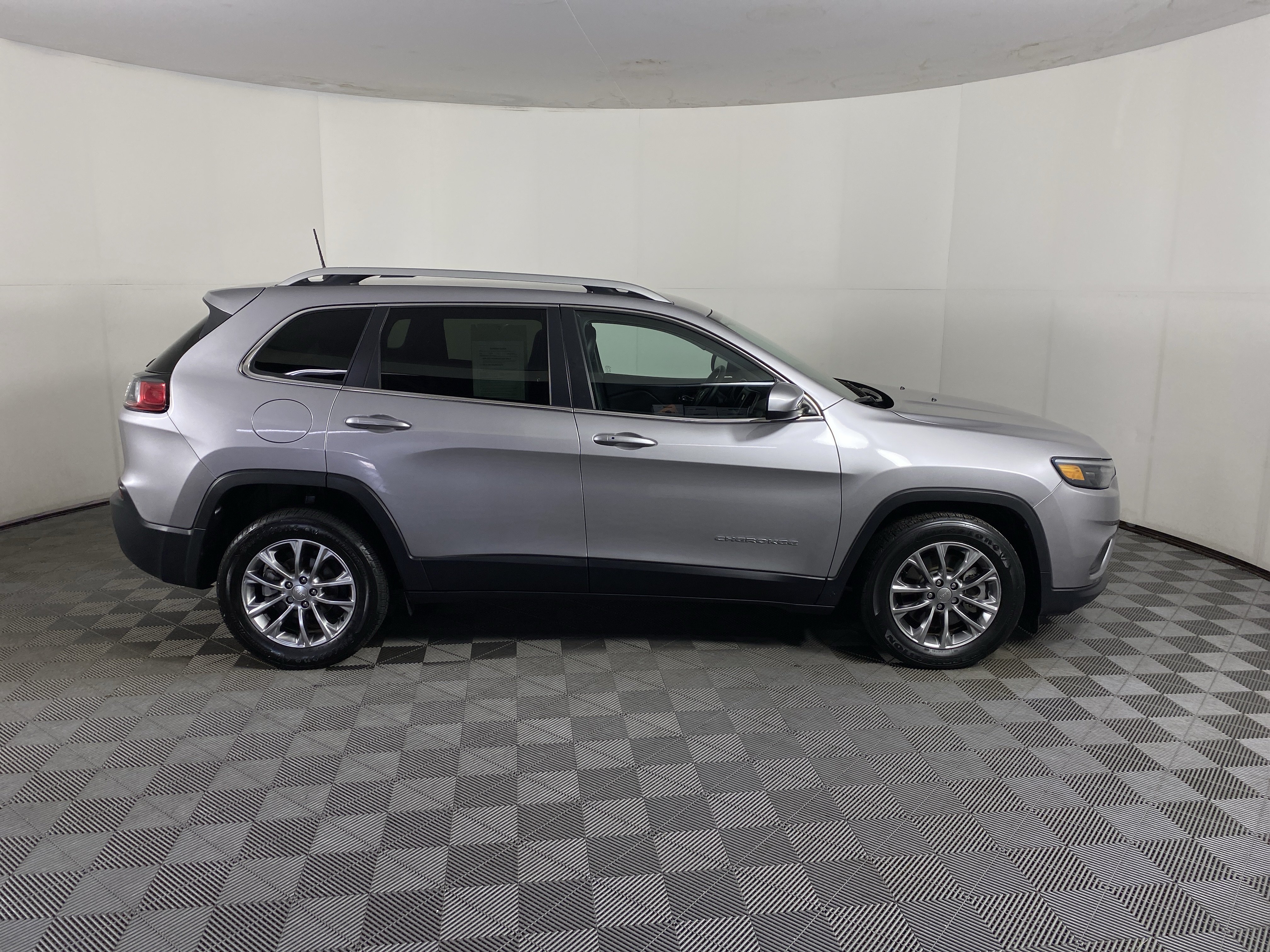 Used 2019 Jeep Cherokee Latitude Plus FWD image 5