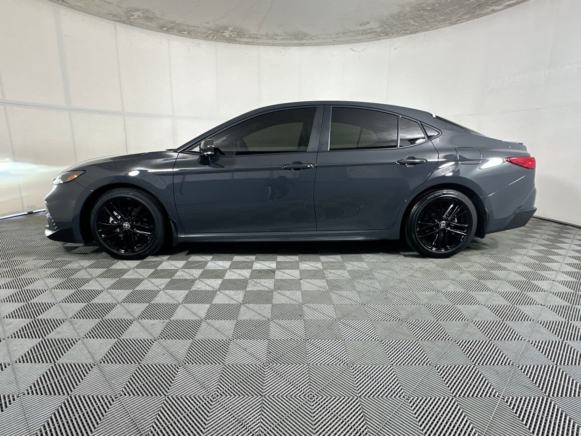 Used 2025 Toyota Camry SE FWD image 6