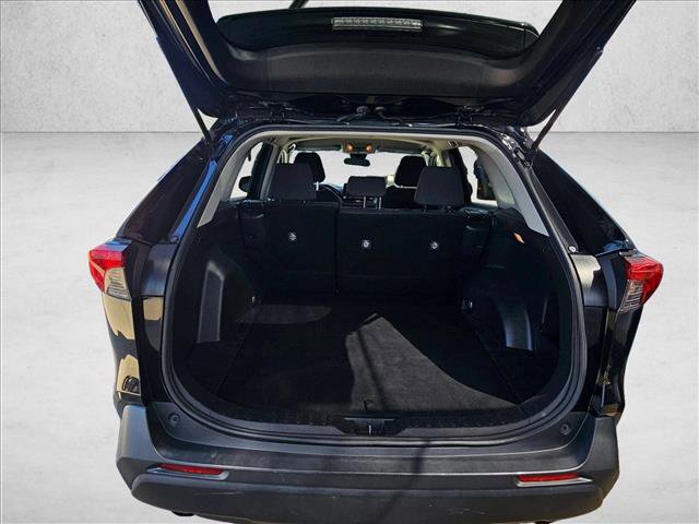 Used 2021 Toyota RAV4 LE image 9