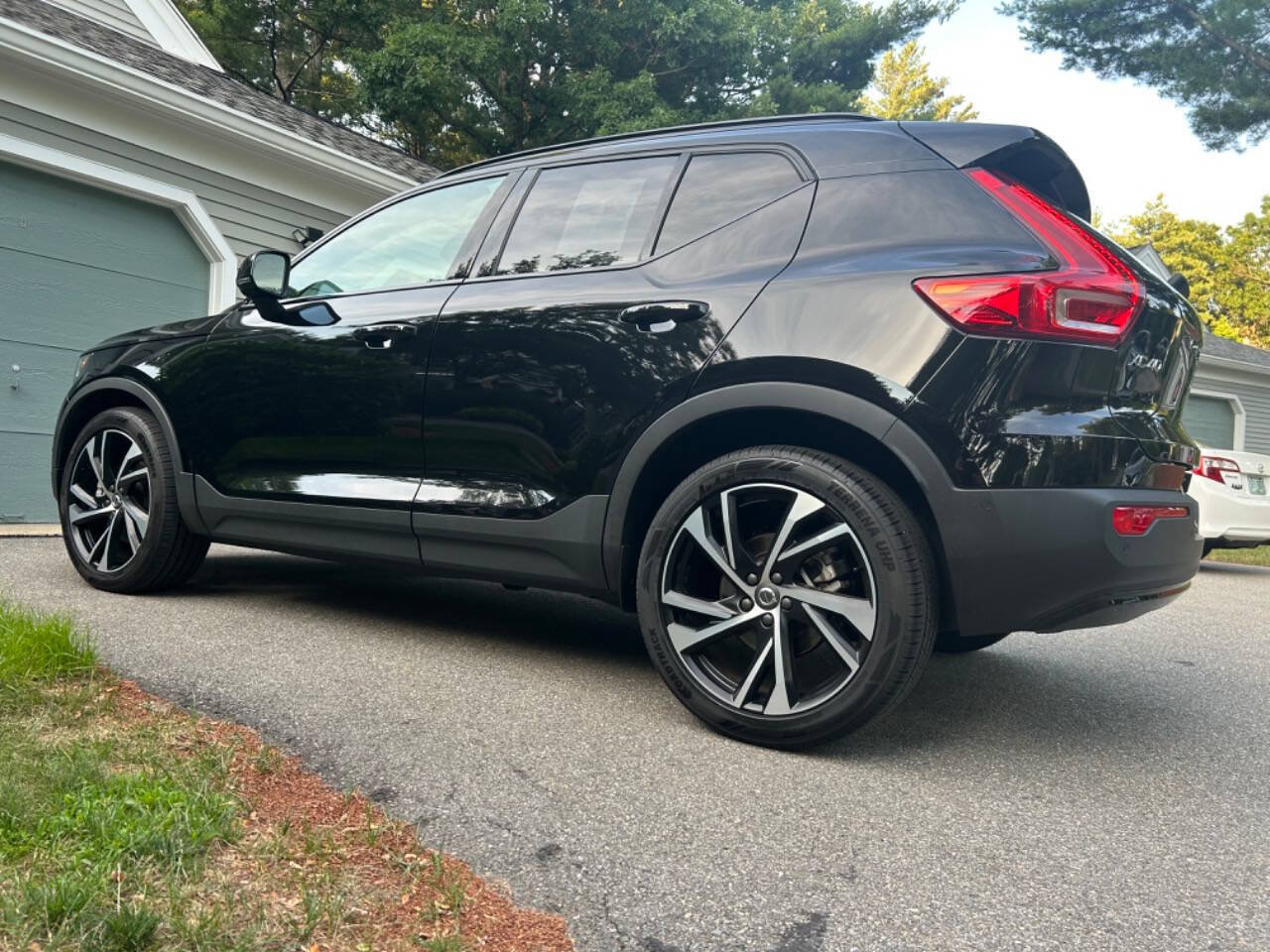 Used 2021 Volvo XC40 T5 R-Design w/ Advanced Package AWD/4WD image 3