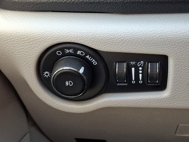 Used 2023 Chrysler Pacifica Touring-L image 30